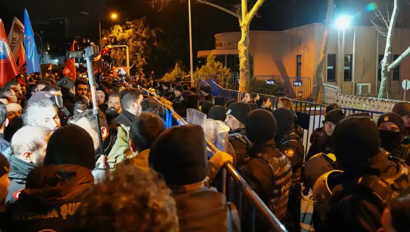 İstanbul’da İmamoğlu Protestoları: 16 Polis Yaralı, 53 Gözaltı!