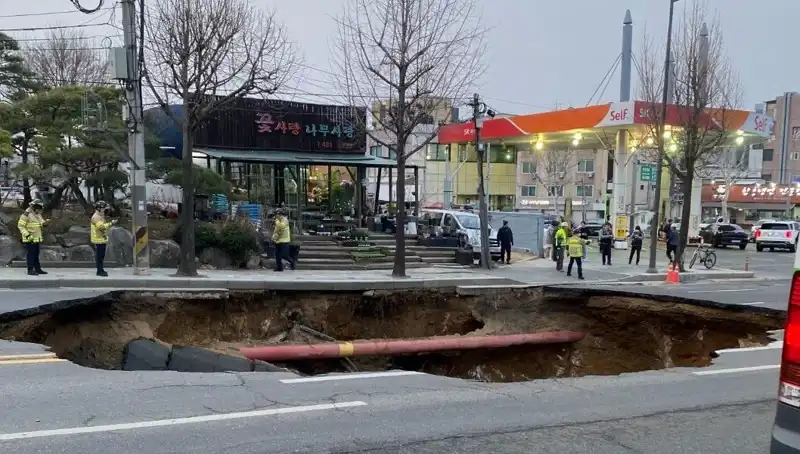 Güney Kore'de Dev Çukur Motosikleti Yuttu: Kayıp Ve Yaralı