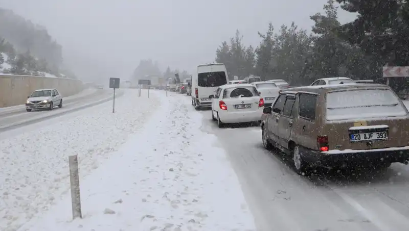 Denizli-Antalya Yolunda Kar Ziyareti: Trafik Tamamen Durdu!