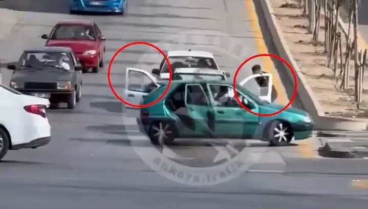 Trafikte Bıçaklı ve Kılıçlı Saldırı: Polisi Alarm Durumuna Geçirdi