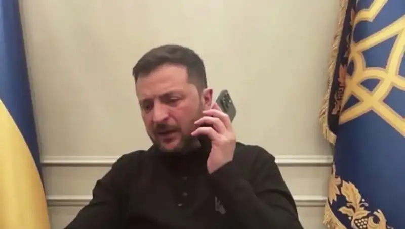 Zelenski’nin Basın Toplantısı Sırasında Macron’un Ani Telefonu Dikkatleri Üzerine Çekti