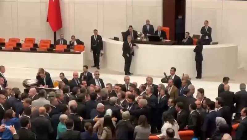 Mecliste Çıkan Kavga: Emekli İkramiyesi Unutuldu, Tartışmalar Alevlendi!