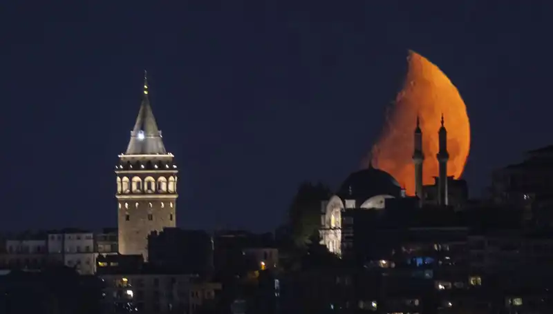 İstanbul’da Yarım Ay, Şehri Büyüleyen Görsel Şöleniyle Göz Doldurdu