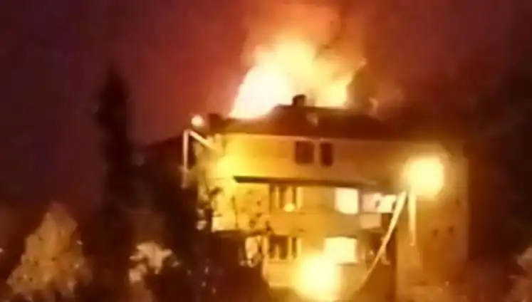 Saman Dolu Çatıda Korkutan Yangın, Mahalleliyi Sokağa Dökerek Panik Oluşturdu