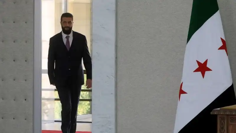 Fransa, Paris'te Şara-Macron Zirvesi'nde Suriye'ye Destek Paketini Açıkladı