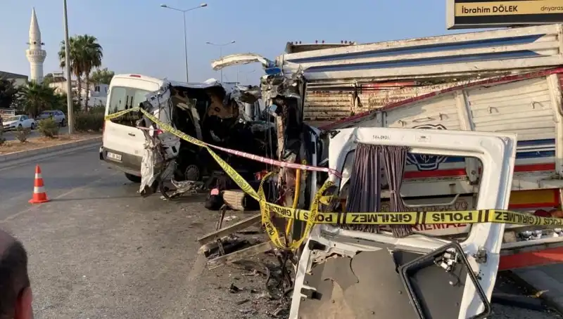 Mersin'de Tatil Yolunda Meydana Gelen Feci Kaza Hayatları Kararttı