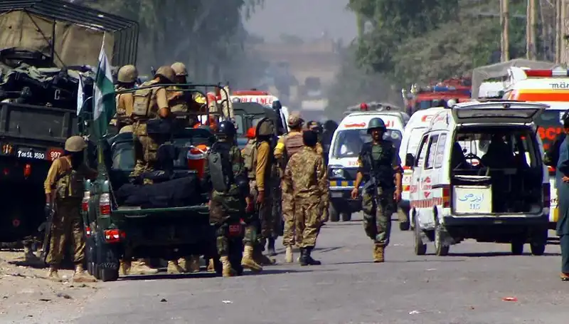 Pakistan'da Camiye Yapılan Bombalı Saldırı: Dört Yaralı, Korku Dolu Anlar!