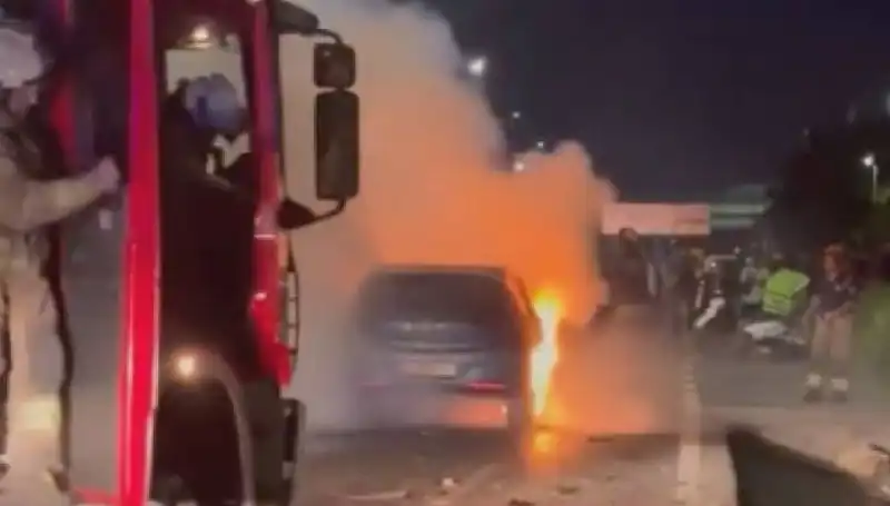 Otoyolda Korkutan Kaza: Bariyerlere Çarpan Araç Alev Alev Yandı!