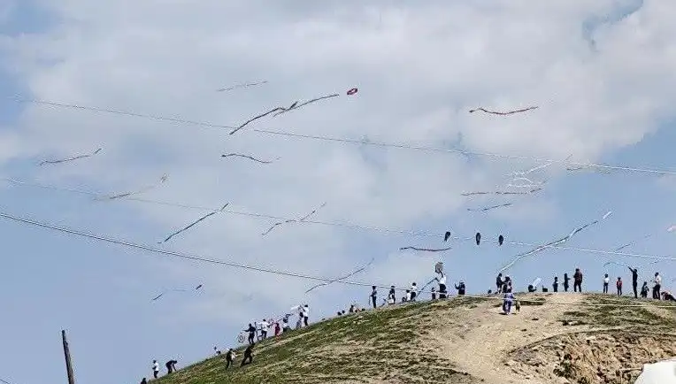 Uçurtma Şöleni ile Renklerin Dansı: Şehir Gökyüzünü Süslüyor