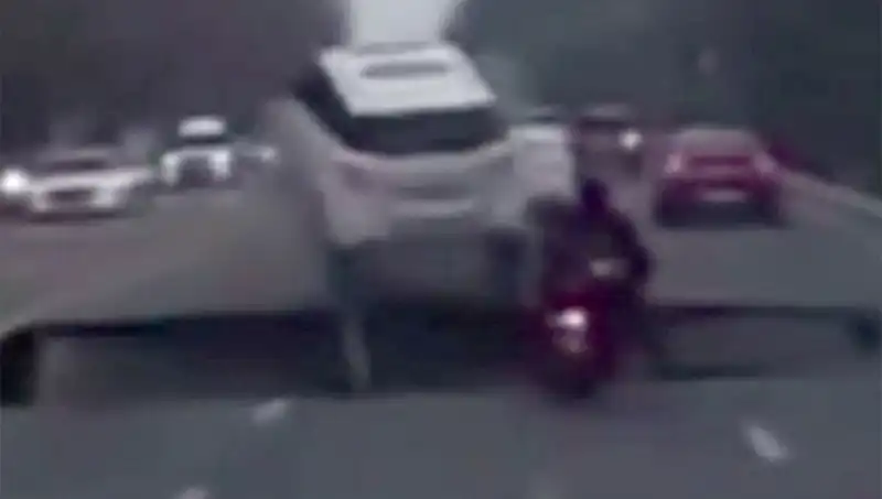 Güney Kore'de Otoyolda Dev Çukur, Motosikleti Yuttu!