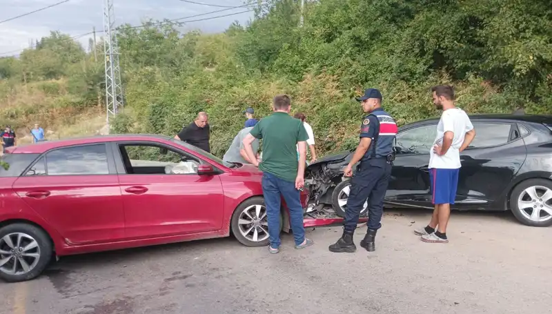 Karamürsel'de Otomobil Kazası: Dört Kişi Yaralandı, Güvenlik Önlemleri Yeniden Tartışılıyor
