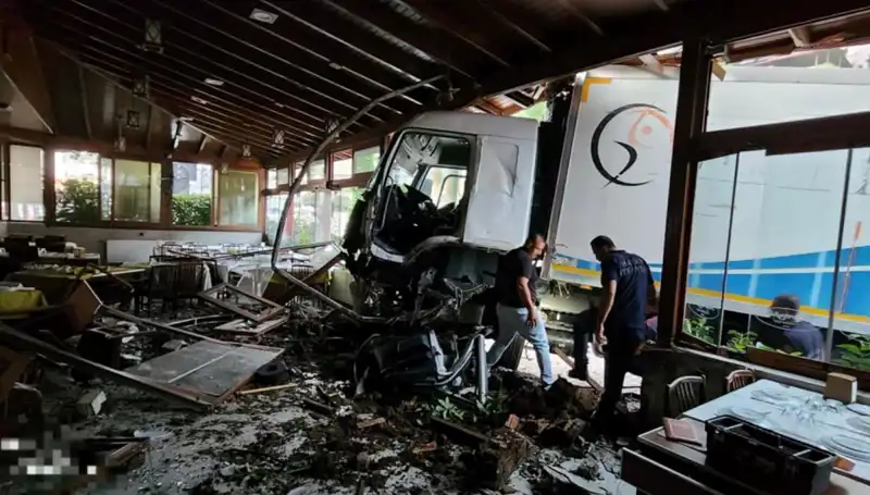 Freni Boşalan Kamyon, Restoranın Kapısını Çiğneyerek İçeri Girdi